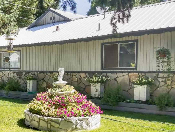 Picture of outside of Alpine Motel in Jackson, WY